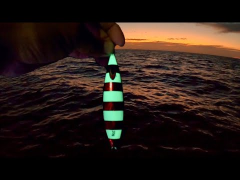 Видео: Медленный джиггинг ночью с использованием светящихся приманок