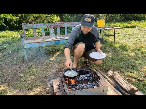 Видео: Наловил болотной кильки и зажарил. Вкусно!