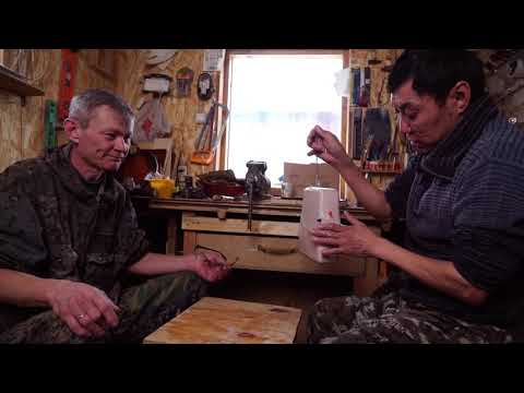 Видео: Мастер-класс по изготовлению сууха-хуура. Этап натягивания бычьего мочевого пузыря на деку. 6+