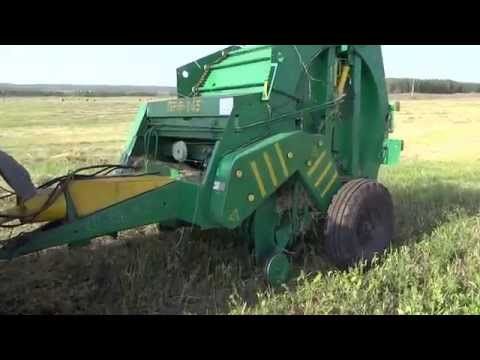 Видео: Рулонирование сена, работа пресса ПРФ-145