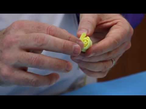 Видео: Как сделать розу из мастики на проволоке | Global Sugar Art