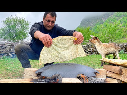 Видео: Вкусный КУТАБ с Зеленью, Приготовленный на Костре в Деревне вместе с моим Другом Микки!