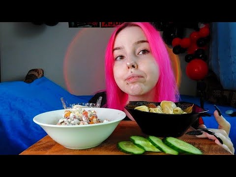 Видео: Пельмени и салат с сухариками мукбанг/нет смысла в жизни/mukbang