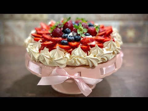Видео: Торта Павлова - облак от целувки, разбита сметана и много плодове / Торт Павлова