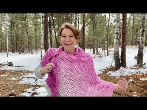 Видео: Идея вязания шали-клинья крючком из одной пряди пряжи Caron Colorama Halo