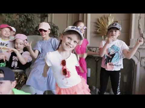 Видео: Руки над головами