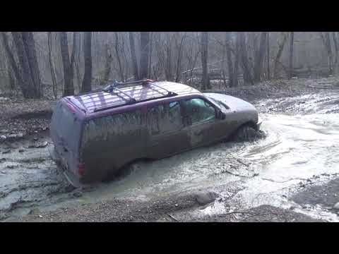 Видео: форд на 36 тракторах и нивы на пятаках