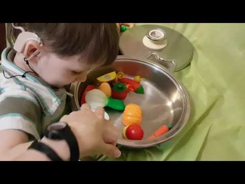 Видео: Ребенок с кохлеарным имплантом: Папа, ты будешь салат? Сначала покушать, а потом пылесосить :)