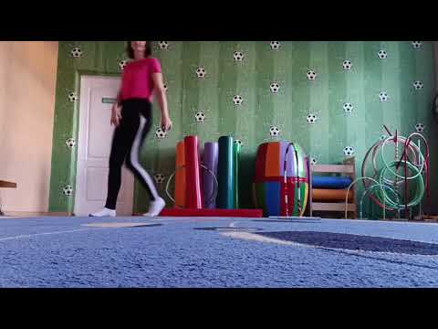 Видео: Підлізання під дугу. Збивання предметів м'ячем. Фізкультура (ранній вік)