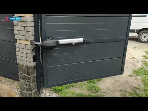 Видео: Обзор и монтаж распашных ворот Алютех Престиж заполненные сэндвич-панелями