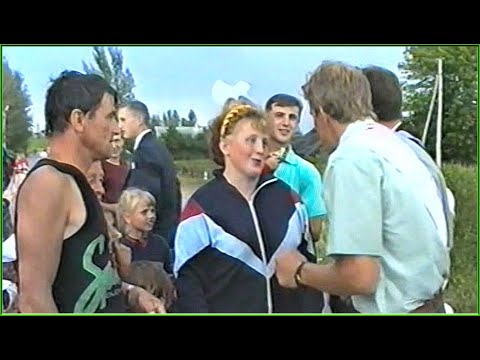 Видео: Свадьба из 90-х на деревне 2ч! Дань памяти ПРЕДКАМ! Загородили дорогу и ВСТРЕЧАЮТ РОДИТЕЛИ!