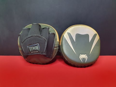 Видео: Venum Pro Boxing Mini Curved Punch Mitts (Pair) - Khaki/Gold Review-Обзор лап Венум Про мини.