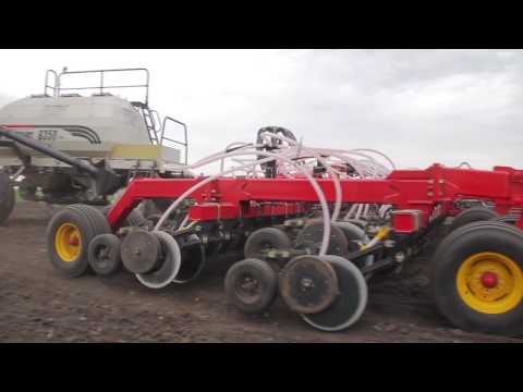 Видео: Посев сои: сеялка Bourgault 3720 с бункером Bourgault 6350