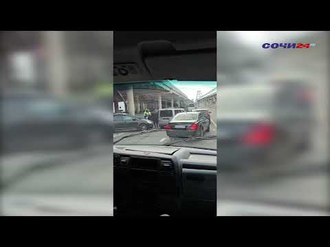 Видео: РОГАТЫЕ ПРОТИВ ЖЕЛЕЗНЫХ: ПОЧЕМУ КОРОВЫ АТАКОВАЛИ АВТОМОБИЛЬ?