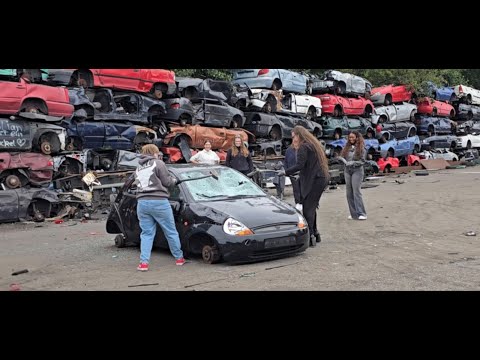 Видео: На немецкой авторазборке ТАКОГО не ожидал! Девушки разбивают машину кувалдами 😱