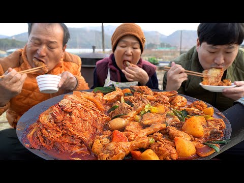 Видео: Dak-bokkeum-tang (тушеный пряный цыпленок и спелое кимчи) - шоу еды мукбанга.
