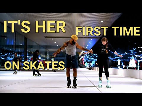 Видео: ОНА ВПЕРВЫЕ ВСТАЛА НА КОНЬКИ!!
