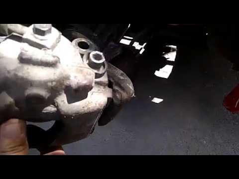 Видео: Замена тормозного суппорта . прокачка тормозной системы.опель вектра а 1.6.