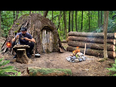 Видео: Строительство укрытия из коры дерева