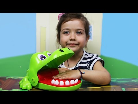 Видео: Играем вместе с Эмилюшей в Стоматолога: Лечим зубастому крокодилу Кроки зубки. Видео для детей