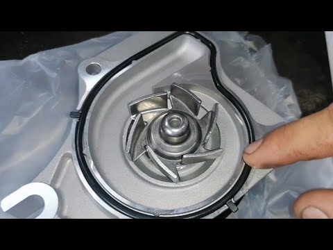 Видео: Mazda Verisa' Замена Помпы И Термостата....