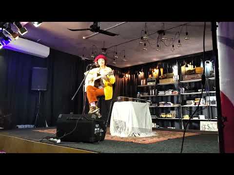 Видео: Екатерина Яшникова — Среди многоэтажек [Кострома, 18.10.2025]