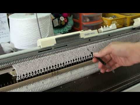 Видео: Свитер с карманом кенгуру На вязальной машине.Пряжа букле.