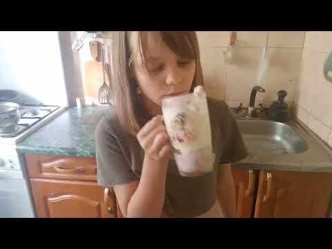Видео: Настя готовит десерт.