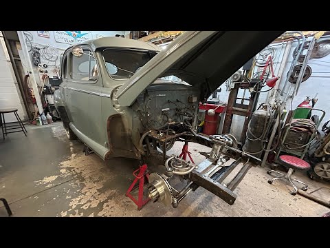 Видео: Установка передней части IFS в Ford Coupe 46