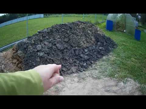 Видео: черная глина и обвал колец при копке колодца