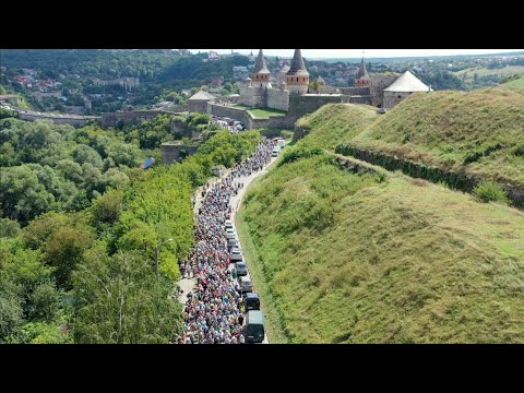 Видео: Нескончаемый поток: 40 000 крестоходцев из Каменца в Почаев