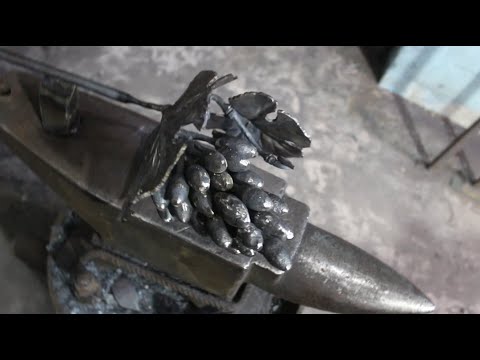 Видео: Как выковать красивую виноградную гроздь?