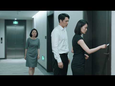 Видео: Жена видит, как мужа уводит начальница, срывается и подаёт на развод.