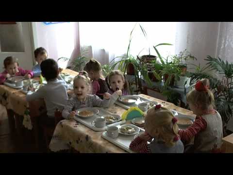 Видео: Обед в детском саду, средняя группа