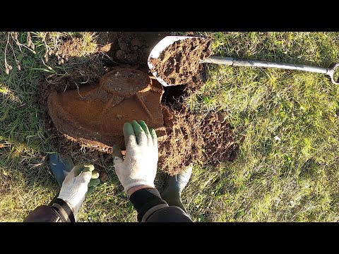 Видео: Металлолом в чистом поле... откуда?