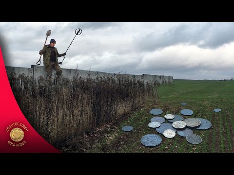 Видео: ФЕРМЕР ПУСТИЛ ЗА ЗАБОР! Копаю на небитом поле | Золотое Хобби