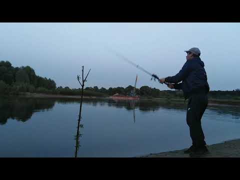Видео: #Рыбалка на реке Сож. Поймал сома. Греюсь у костра. Жарю курицу