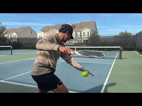 Видео: Как отбивать сильные удары в пиклболе на задней линии | Легко справляйтесь с быстрыми подачами и ...