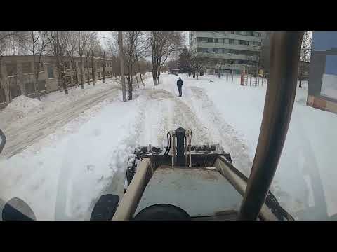 Видео: Погрузчик экскаватор TEREX.Расчищаем остановки в городе после снегопада.