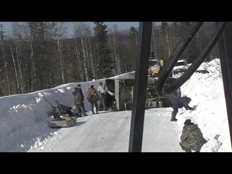 Видео: Авария на Хитрой горе. ОПАСНЫЕ рыбаки положили Уаза, ставлю на колёса. Урал лесовоз.