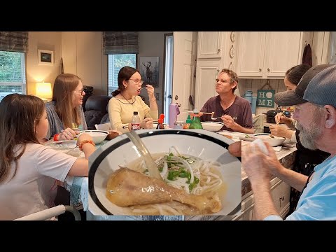 Видео: Американцы реагируют на употребление Phở (традиционных блюд Вьетнама) и Bánh Bò (вьетнамских рисо...