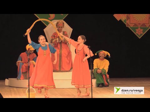 Видео: "Девчушки у речушки" - образцовый ансамбль "Говорушечки" - эпизод из "В некотором Царстве".