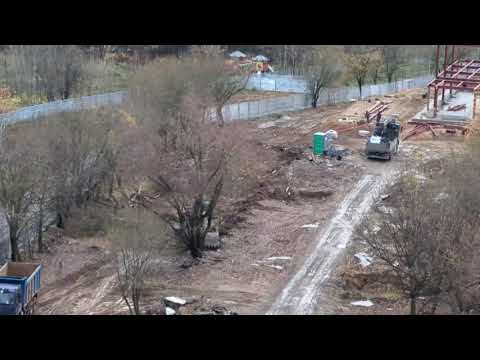 Видео: На месте снесенных гаражей на Крылатских холмах, напротив дома 33,экскаватором выкорчевывают деревья