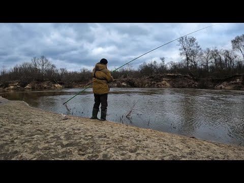 Видео: Рыбалка на поплавок 31 марта на речке.