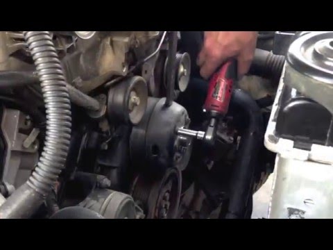 Видео: Водяной насос или муфта вентилятора на дизельном двигателе Ford 6.0 Powerstroke (используется в п...