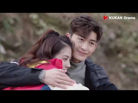 Видео: Она небрежно вывихнула ногу, и начальник сделал ей массаж.