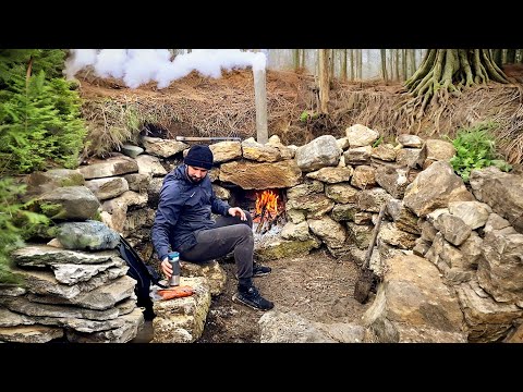 Видео: Строительство секретного убежища | землянка из камней