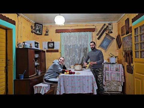 Видео: ЗИМОВКА В СТАРОМ ДЕРЕВЕНСКОМ ДОМЕ! Вот почему мы выбрали жизнь в глуши возле леса!