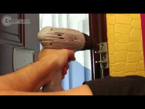 Видео: Установка накладного замка невидимки Cyber-Lock на металлическую входную дверь