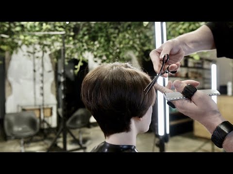 Видео: СТРИЖКА ПИКСИ: моя особая техника для густых волос